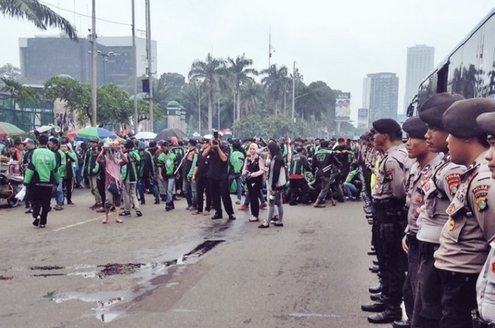 Petugas berjaga demo ojek online agar tertib