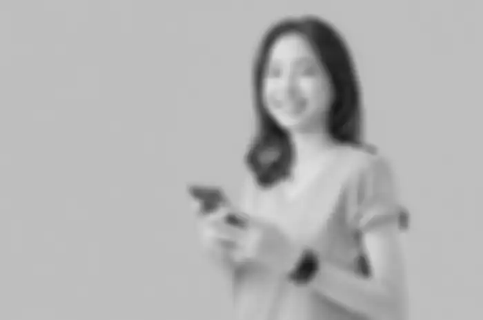 seorang wanita sedang bayar tagihan paylater Akulaku lewat DANA