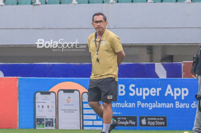 Pelatih Persebaya Surabaya, Aji Santoso, sedang memantau timnya berlatih di Stadion Pakansari, Bogor, Jawa Barat, Senin (27/2/2023).