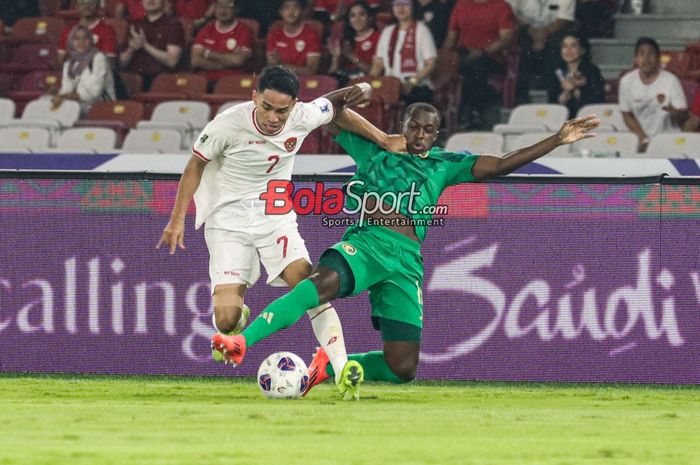 Marselino Ferdinan (kiri) sedang menguasai bola dan dibayangi Saud Abdulhamid (kanan) dalam laga babak penyisihan grup C Kualifikasi Piala Dunia 2026 zona Asia antara timnas Indonesia versus timnas Arab Saudi di Stadion Utama Gelora Bung Karno, Senayan, Jakarta, Selasa (19/11/2024).