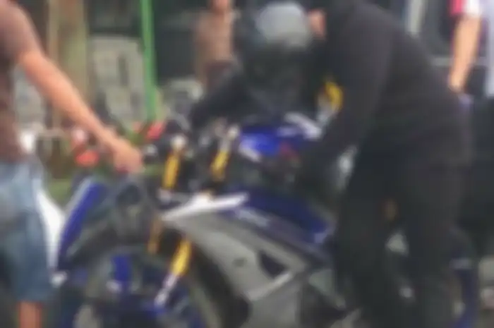 Yamaha R6 ringsek dan Avanza yang penyok dalam insiden kecelakaan di Cibinong