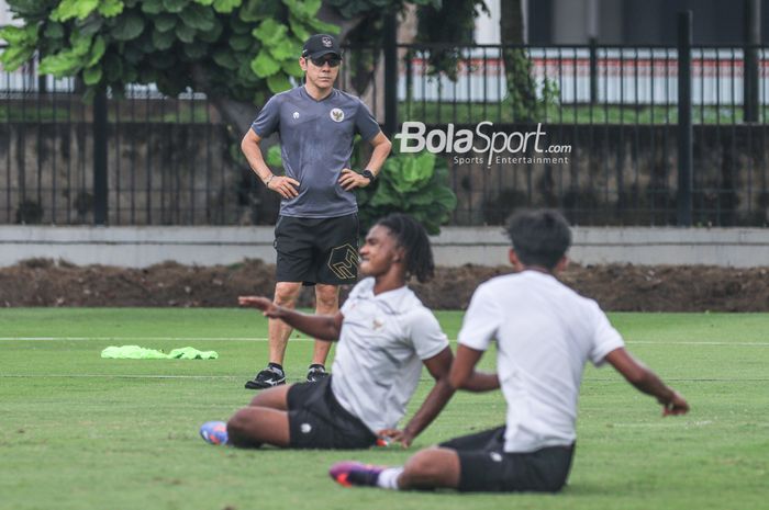 Pelatih timnas U-20 Indonesia, Shin Tae-yong (belakang), sedang memantau para pemainnya di Lapangan A, Senayan, Jakarta, Senin (20/2/2022) siang.