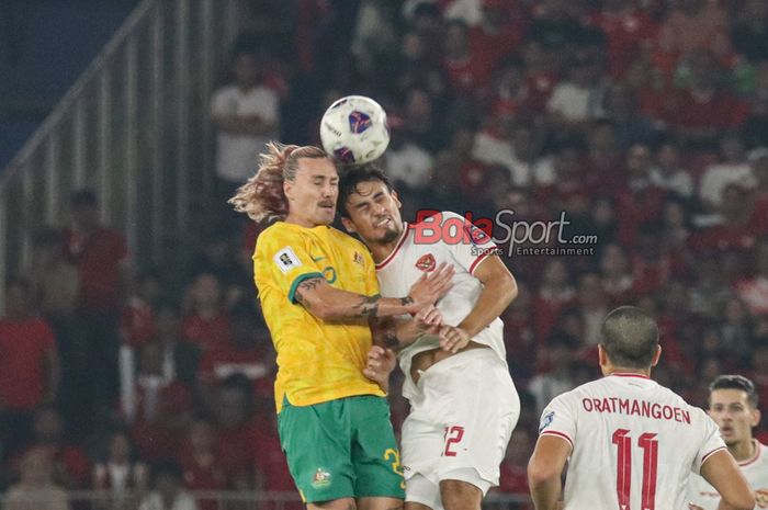 Nathan Tjoe-A-On (kanan) sedang berduel udara merebut bola dengah Jackson Irvine (kiri) Ragnar Oratmangoen (tengah) sedang menguasai bola dalam laga babak ketiga Kualifikasi Piala Dunia 2026 antara timnas Indonesia versus timnas Australia di Stadion Utama Gelora Bung Karno, Senayan, Jakarta, Selasa 