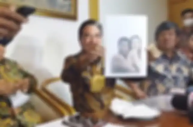 Hotma Sitompul menunjukkan foto mesra Hotman Paris dengan gadis berbikini