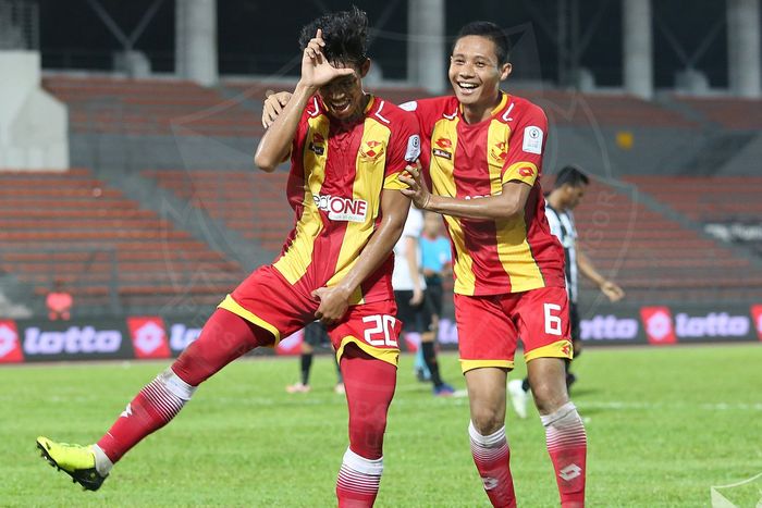 Selebrasi Syahmi Safari dan Evan Dimas saat menyumbang gol untuk Selangor FA ke gawang Melaka United pada laga Liga Super Malaysia 2018, 7 Februari 2018. 
