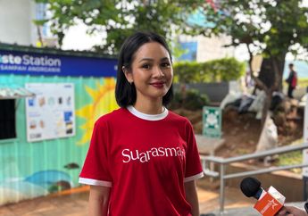 Gelar Aksi Plogging di CFD, Andien Pungut Sampah Langsung dari Tangan Pelaku