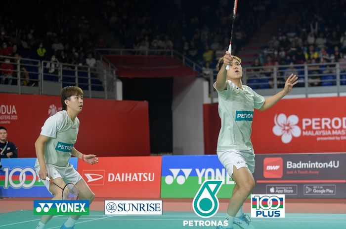 Ganda putra Malaysia, Man Wei Chong dan Kai Wun Tee, saat tampil pada semifinal Malaysia Masters 2023 di Axiata Arena, Kuala Lumpur, Malaysia, 27 Mei 2023.