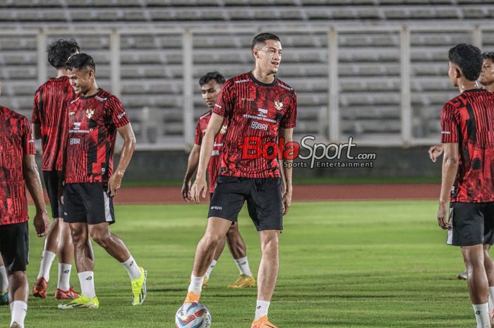 Jay Idzes sedang berlatih bersama timnas Indonesia di Stadion Madya, Senayan, Jakarta, Senin (18/1/2024) malam.