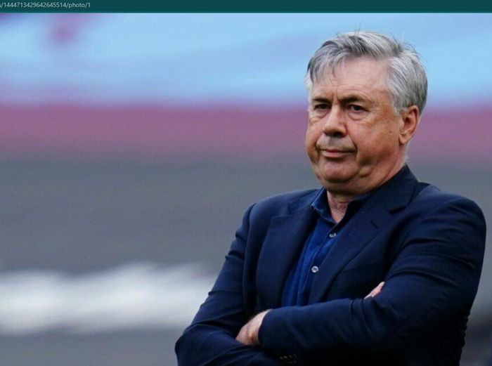 Pelatih Real Madrid, Carlo Ancelotti menunjukkan ekspresi tidak senang.