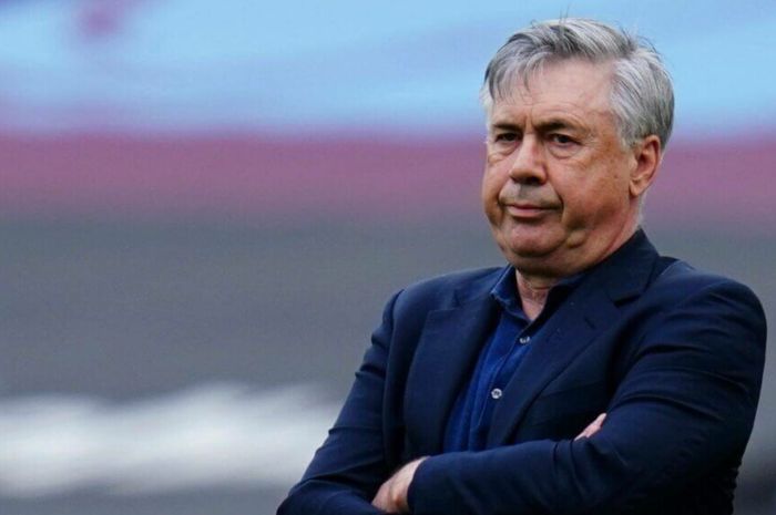 Pelatih Real Madrid, Carlo Ancelotti menunjukkan ekspresi tidak senang.