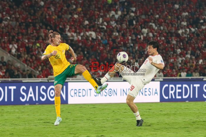 Gelandang Timnas Indonesia Thom Haye (kanan) berebut bola dengan pemain Australia Jackson Irvine  dalam laga putaran ketiga Kualifikasi Piala Dunia 2026 zona Asia di Stadion Utama Gelora Bung Karno, Senayan, Jakarta, Selasa (10/9/2024).