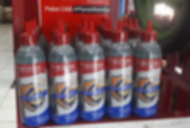 Ilustrasi cairan anti bocor ban motor