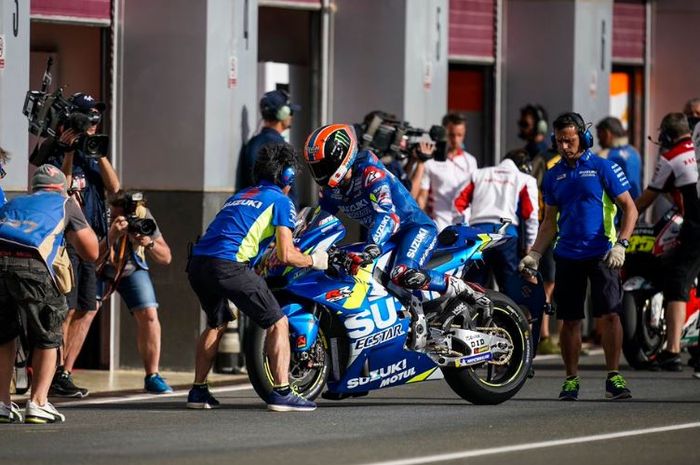 Pembalap Suzuki Ecstar, Alex Rins saat memasuki paddock di Sirkuit Losai, Qatar