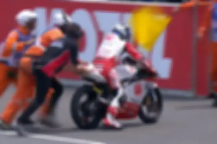 Motor Mario Suryo Aji di bawa ke pit lane