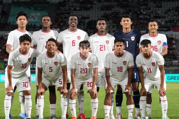 Skuad timnas U-20 Indonesia berfoto bersama sebelum pertandingan melawan timnas U-19 Korea Selatan, Minggu (1/9/2024).