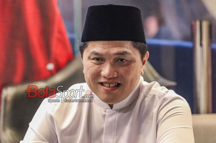 Ketua Umum PSSI, Erick Thohir, saat hadir dalam acara doa bersama untuk timnas Indonesia di Kawasan Luar Stadion Utama Gelora Bung Karno, Senayan, Jakarta, Jumat (23/2/2025).