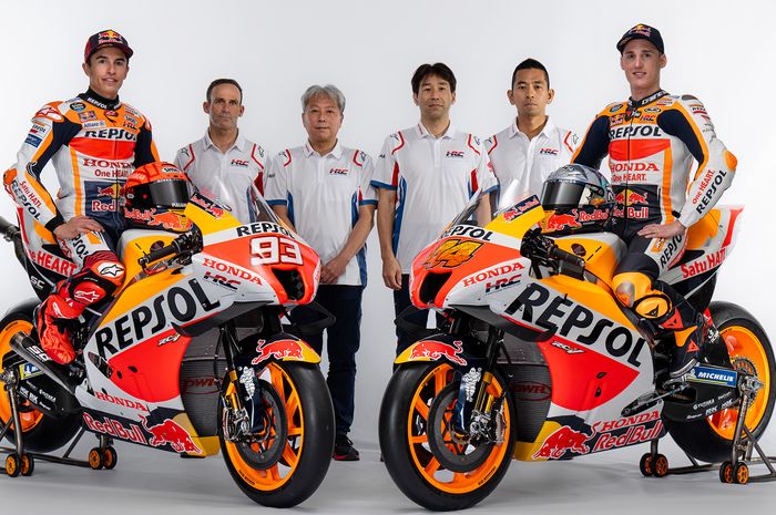 Pembalap Repsol Honda, Marc Marquez (kiri) dan Pol Espargaro (kanan), berpose bersama petinggi HRC: Manajer Tim Alberto Puig, Presiden Sinya Wakabayashi, Direktur Tetsuhiro Kuwata, Manajer Teknik Takeo Yokoyama. 