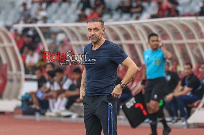 Pelatih Persija Jakarta, Thomas Doll, sedang memantau para pemainnya di Stadion Utama Gelora Bung Karno, Senayan, Jakarta, Selasa (30/4/2024) siang.