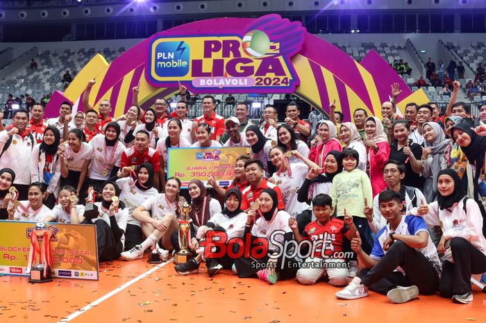 Skuat voli putri Jakarta BIN (skuad voli putri Jakarta BIN) sedang foto bersama seusai menjadi juara Proliga 2024 di Indonesia Arena, Senayan, Jakarta, Sabtu (20/7/2024).