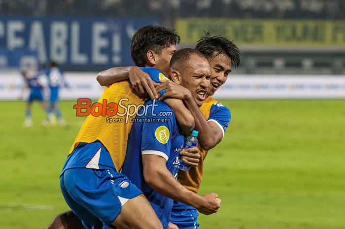 Gustavo Franca (tengah) sedang melakukan selebrasi bersama rekannya dalam laga pekan ke-32 Liga 1 2024/2025 antara Persib Bandung versus Barito Putera di Stadion Gelora Bandung Lautan Api, Bandung, Jawa Barat, Jumat (9/5/2025).
