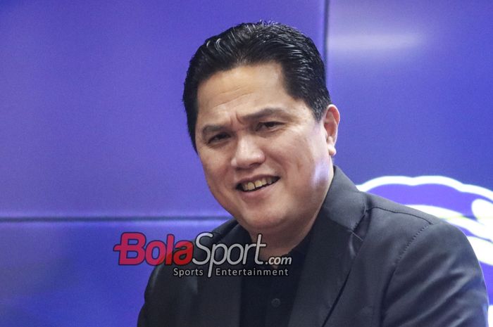 Ketua Umum PSSI, Erick Thohir, sedang memberikan keterangan kepada awak media dalam sesi jumpa pers di Media Center Stadion Gelora Bung Karno, Senayan, Jakarta, Sabtu (21/9/2024) siang.