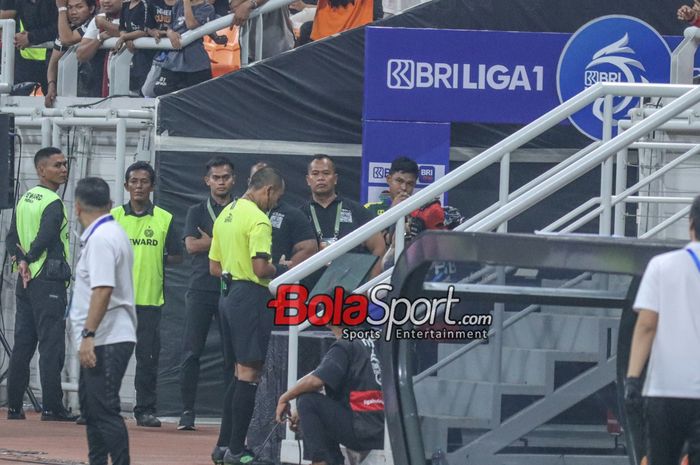 Pelatih Persebaya Surabaya, Paul Munster, kritik penggunaan VAR terlalu lama bikin frustrasi.