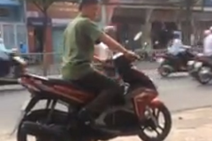 Pria yang tidak bisa menghidupkan motor matic