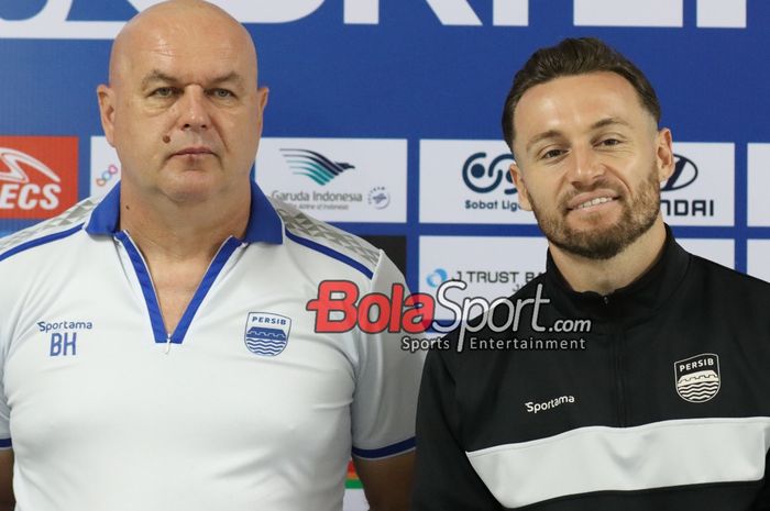 Pelatih Persib Bandung, Bojan Hodak (kiri) dan pemainnya bernama Marc Klok (kanan) sedang foto bersama di Stadion Patriot Candrabhaga, Bekasi, Jawa Barat, Sabtu (15/2/2025).