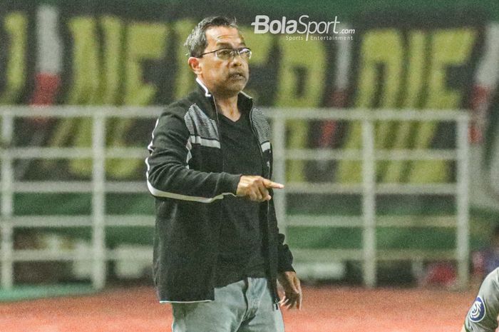 Pelatih Persebaya Surabaya, Aji Santoso, sedang memantau para pemainnya bertanding dalam laga pekan pertama Liga 1 2022 di Stadion Pakansari, Bogor, Jawa Barat, 25 Juli 2022.