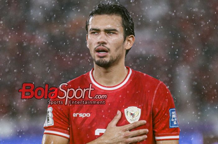 Pemain timnas Indonesia, Nathan Tjoe-A-On, sedang menyanyikan lagu Indonesia Raya jelang berlaga di Stadion Utama Gelora Bung Karno, Senayan, Jakarta, Jumat (15/11/2024).