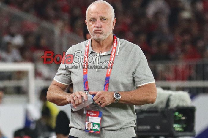 Pelatih timnas Australia, Graham Arnold, saat memantau para pemainnya bertanding di Stadion Utama Gelora Bung Karno, Senayan, Jakarta, Selasa (10/9/2024).