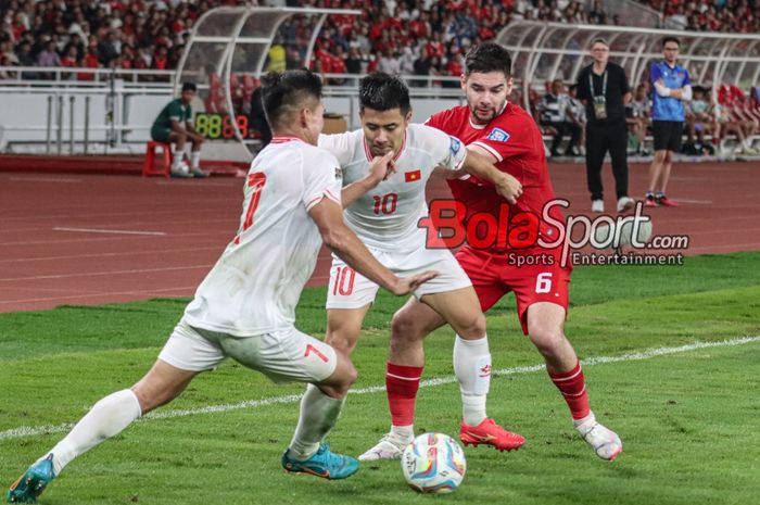 Sandy Walsh (kanan) sedang berebut bola dalam laga grup F babak Kualifikasi Piala Dunia 2026 antara timnas Indonesia versus timnas Vietnam di Stadion Utama Gelora Bung Karno, Senayan, Jakarta, Kamis (21/3/2024).