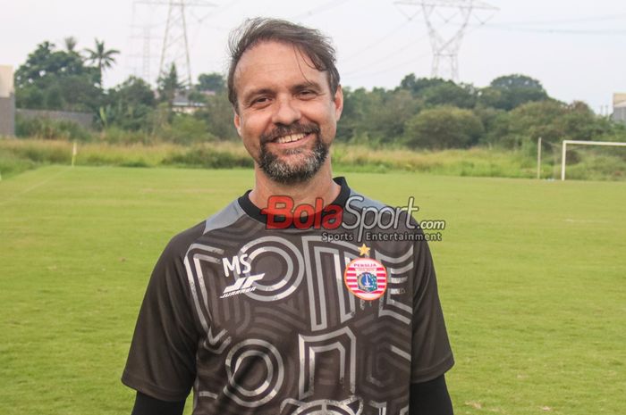 Pelatih Persija Jakarta, Mauricio Souza, saat ditemui di Lapangan Nirwana Park, Sawangan, Jawa Barat, Rabu (23/7/2025).