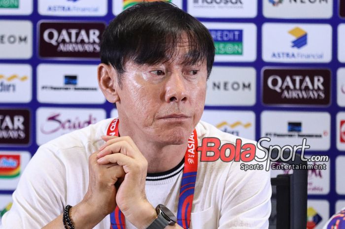 Pelatih timnas Indonesia, Shin Tae-yong, saat hadir dalam sesi jumpa pers di Media Center Stadion Utama Gelora Bung Karno, Senayan, Jakarta, Jumat (15/11/2024).