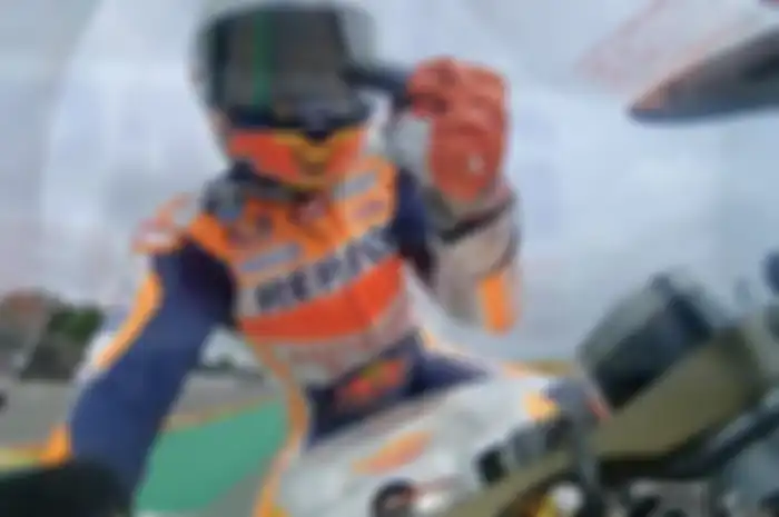 Kontroversi gesture Marc Marquez yang mengacungkan jari tengah kepada kamera speedometer di motornya. Kesal ke siapa?