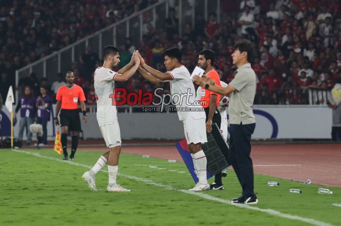 Pemain timnas Indonesia, Wahyu Prasetyo (tengah), sedang mengganti rekannya Sandy Walsh (kiri) yang ditarik keluar dalam laga babak ketiga Kualifikasi Piala Dunia 2026 melawan timnas Australia di Stadion Utama Gelora Bung Karno, Senayan, Jakarta, Selasa (10/9/2024) malam.