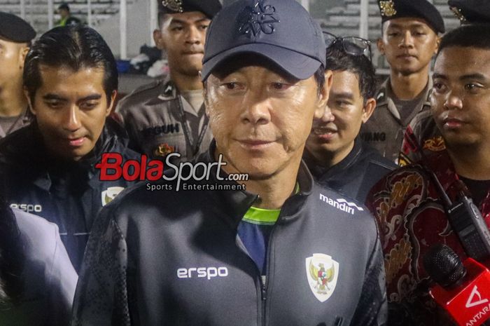 Pelatih timnas Indonesia, Shin Tae-yong, sedang memberikan keterangan kepada awak media di Stadion Madya, Senayan, Jakarta, Selasa (12/11/2024) malam.