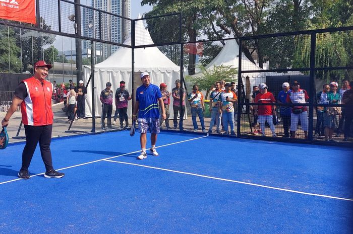 Menteri Pemuda dan Olahraga (Menpora), Dito Ariotedjo yang tengah bermain menjajal olahraga baru padel tenis bersama Ketua Umum PBPI, Galih Dimuntur Kartasamita, di acara sosialisasi padel tenis di Plaza Barat, GBK, Jakarta, Minggu (17/9/2023).