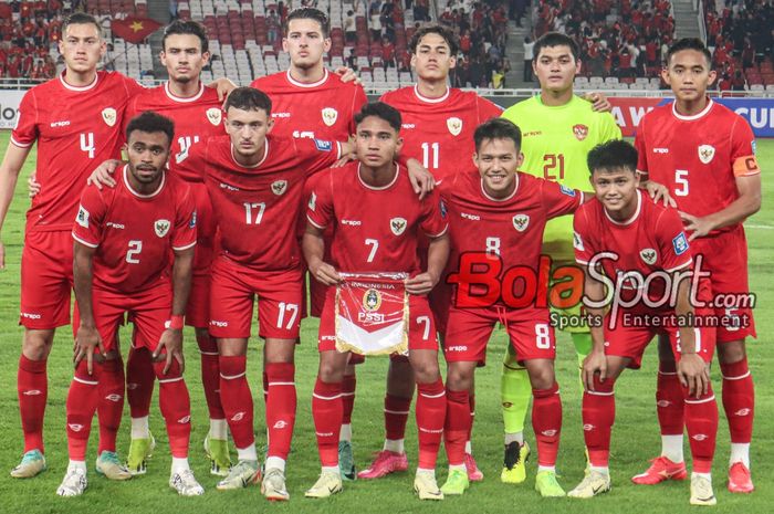 Timnas Indonesia sedang berfoto bersama di Stadion Utama Gelora Bung Karno, Senayan, Jakarta, Kamis (21/3/2024).