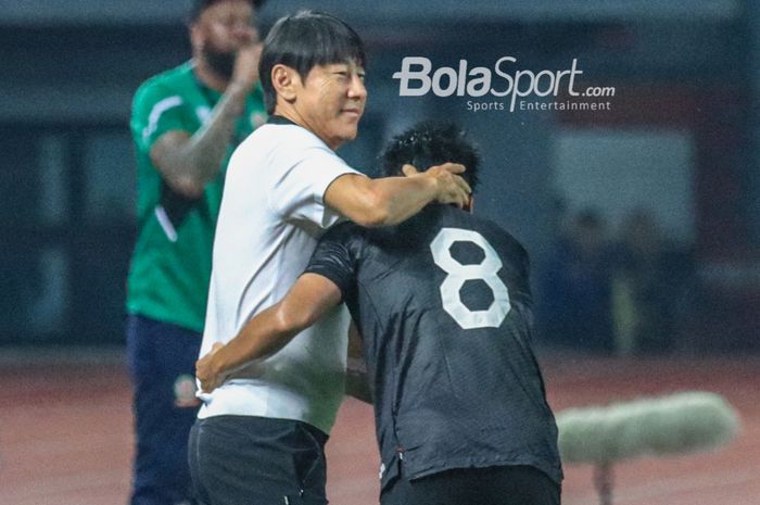 Pelatih timnas Indonesia, Shin Tae-yong (kiri), memeluk pemainnya bernama Witan Sulaeman (kanan) yang mampu cetak gol laga kedua FIFA Matchday di Stadion Patriot Candrabhaga, Bekasi, Selasa (28/3/2023).