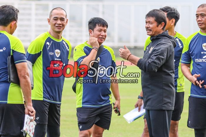 Pelatih timnas U-20 Indonesia, Indra Sjafri (kanan) dan asistennya bernama Kurniawan Dwi Yulianto (kiri) sedang memberikan intruksi kepada para pemainnya saat berlatih di Stadion Madya, Senayan, Jakarta, Rabu (5/2/2025).