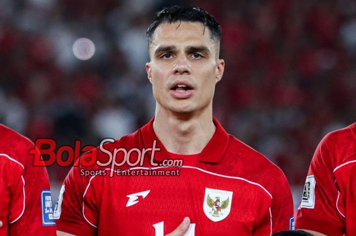 Pemain Timnas Indonesia, Joey Pelupessy, saat menyanyikan lagu Indonesia Raya jelang berlaga di Stadion Utama Gelora Bung Karno, Senayan, Jakarta, Selasa (25/3/2025).