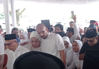 Tangis Keluarga Iringi Pemakaman Titiek Puspa, Sang Cucu Turut Turun ke Liang Lahat