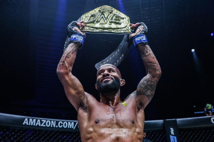 Demetrious Johnson saat dinobatkan sebagai juara kelas terbang ONE Championship usai mengalahkan Adriano Moraes dalam gelaran ONE Fight Night 1, Sabtu (27/8/2022) di Singapura.