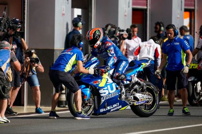 Pembalap Suzuki Ecstar, Alex Rins saat memasuki paddock di Sirkuit Losai, Qatar