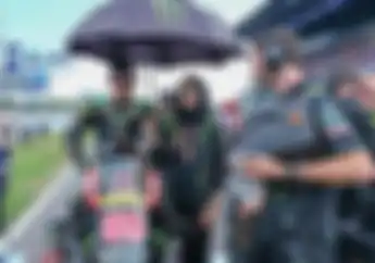 Wuih, Umbrella Girl Berjilbab Jadi Perhatian di MotoGP, Payungi Hafizh Syahrin Sambil Senyum