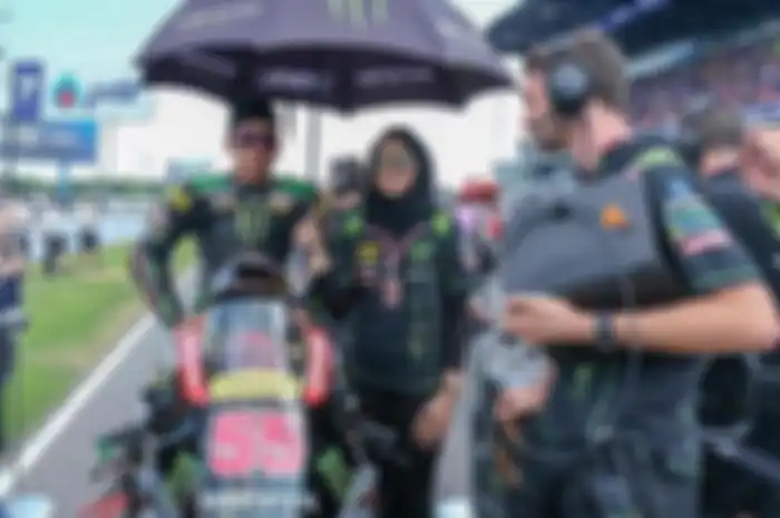 Hafizh Syahrin bersama istrinya yang juga menjadi umbrella girl