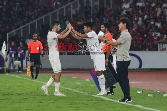 Pemain timnas Indonesia, Wahyu Prasetyo (tengah), sedang mengganti rekannya Sandy Walsh (kiri) yang ditarik keluar dalam laga babak ketiga Kualifikasi Piala Dunia 2026 melawan timnas Australia di Stadion Utama Gelora Bung Karno, Senayan, Jakarta, Selasa (10/9/2024) malam.