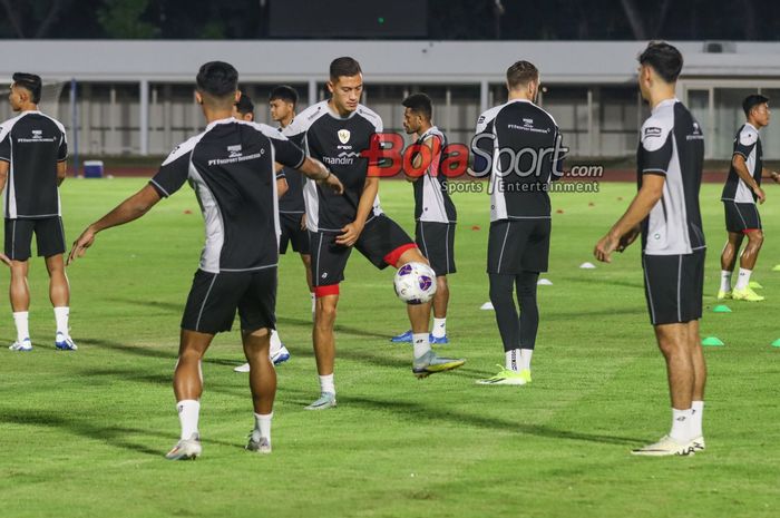 Bek timnas Indonesia, Jay Idzes, sedang mengikuti latihan di Stadion Madya, Senayan, Jakarta, Minggu (8/9/2024) malam.