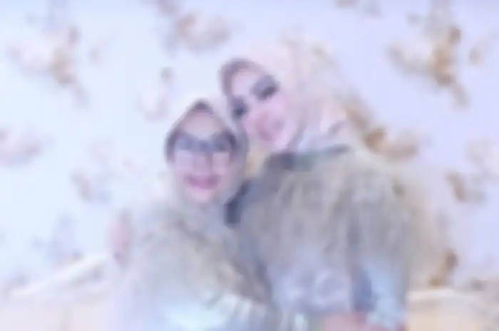 Jadi Besan Konglomerat, Begini Gaya Cetar Ibu Syahrini di Pinggir Pantai Bali Tenteng Tas Ratusan Juta